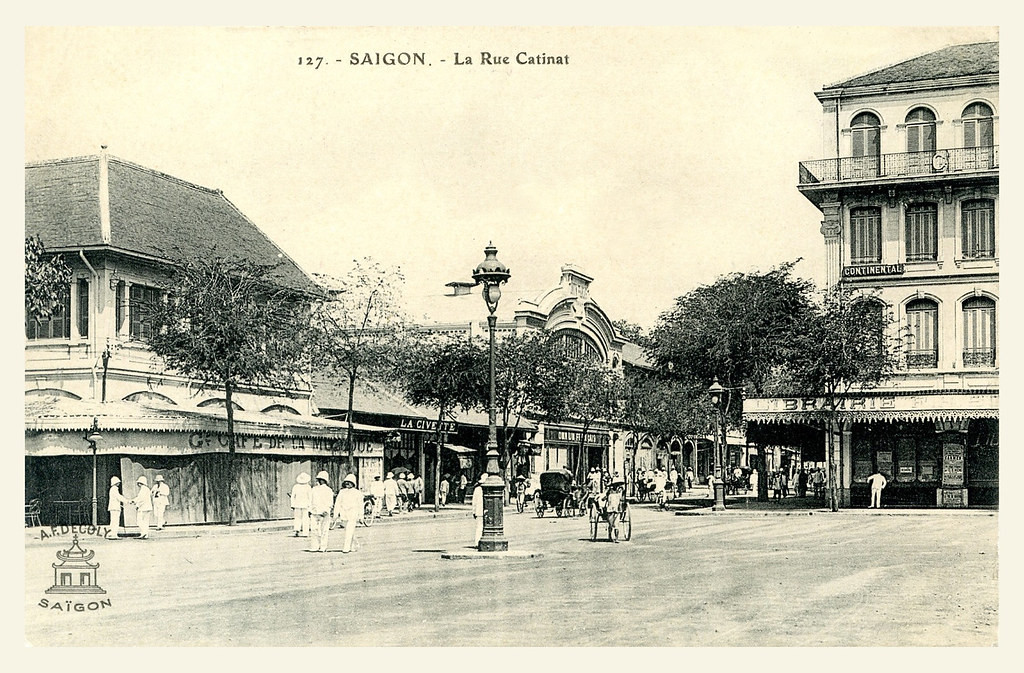 Quán Café de la Musique (trái) và khách sạn Continental (phải) trên phố Catinat xưa.