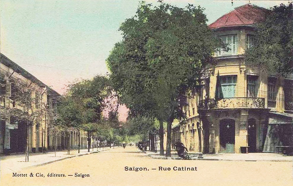 Phố Catinat năm 1909. Tòa nhà bên phải là tiệm cà phê La Rotonde.