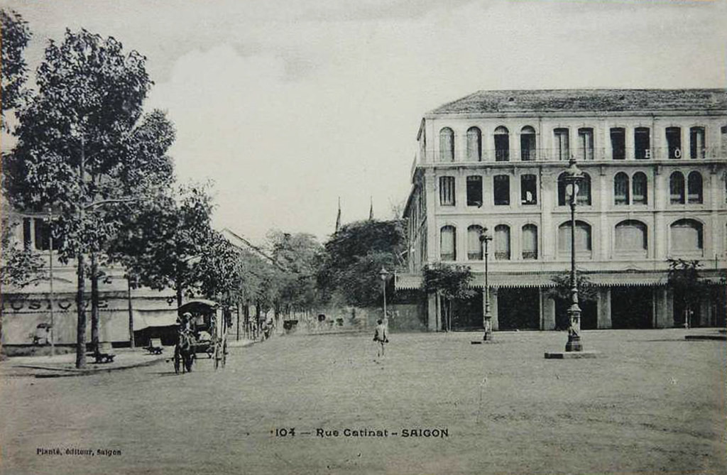 Phố Catinat năm 1905. Thời điểm này xe ô tô chưa có mặt ở Sài Gòn. Xe ngựa kéo được sử dụng phổ biến.