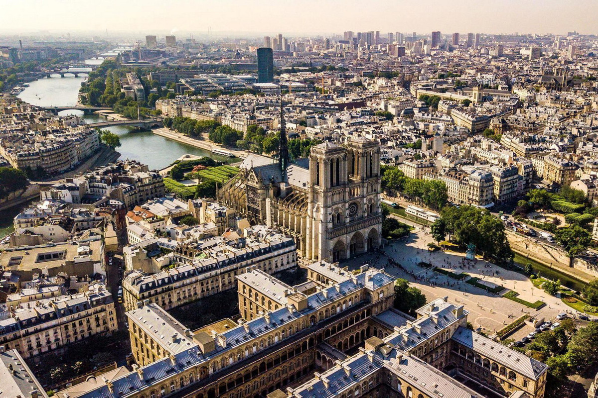 Nhà thờ Đức Bà Paris là một nhà thờ Công giáo tiêu biểu cho phong cách kiến trúc gothic trên đảo Île de la Cité. Đây cũng là nhà thờ chính tòa của Tổng giáo phận Paris. Ảnh: The National.