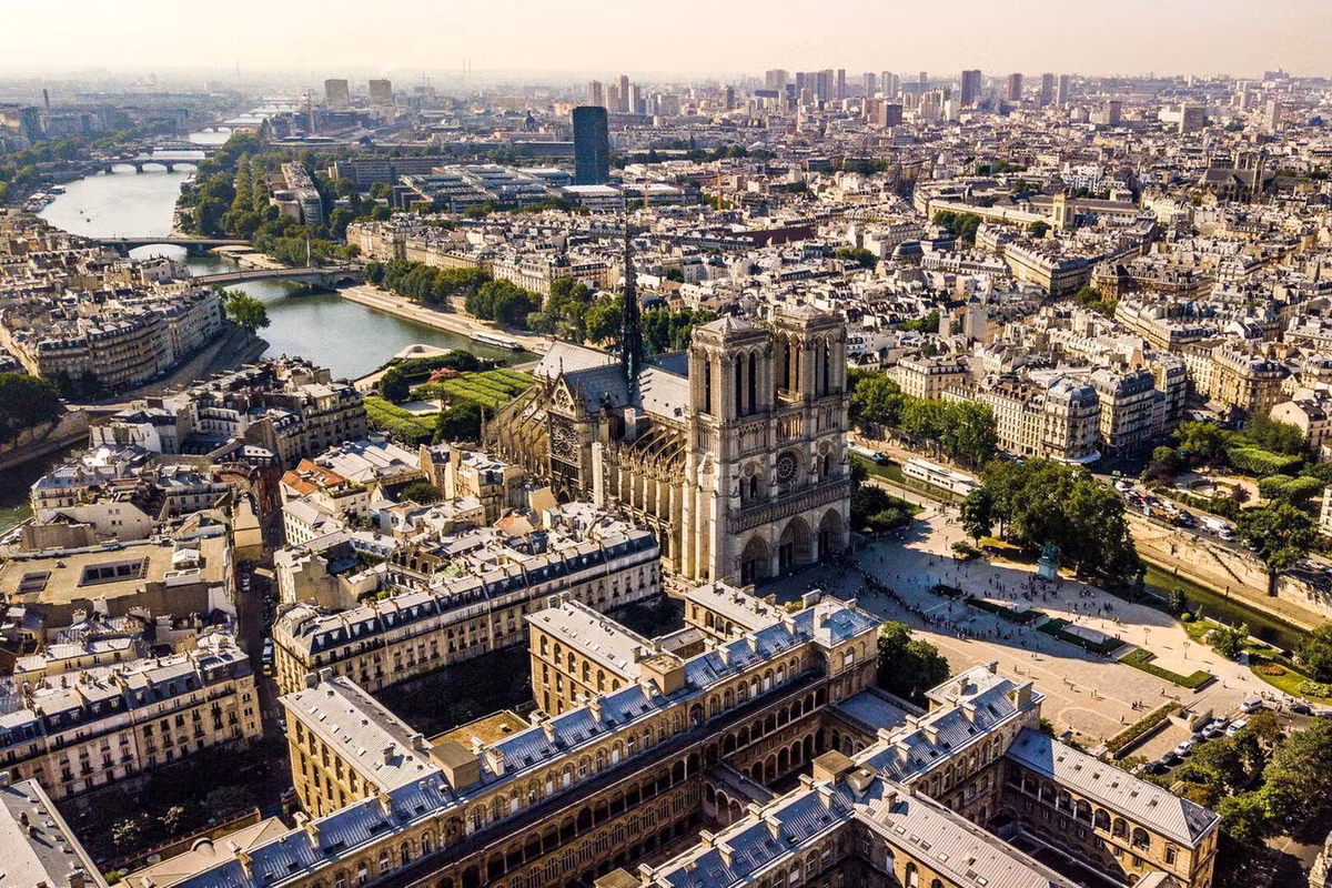 Nhà thờ Đức Bà Paris là một nhà thờ Công giáo tiêu biểu cho phong cách kiến trúc gothic trên đảo Île de la Cité. Đây cũng là nhà thờ chính tòa của Tổng giáo phận Paris. Ảnh: The National.