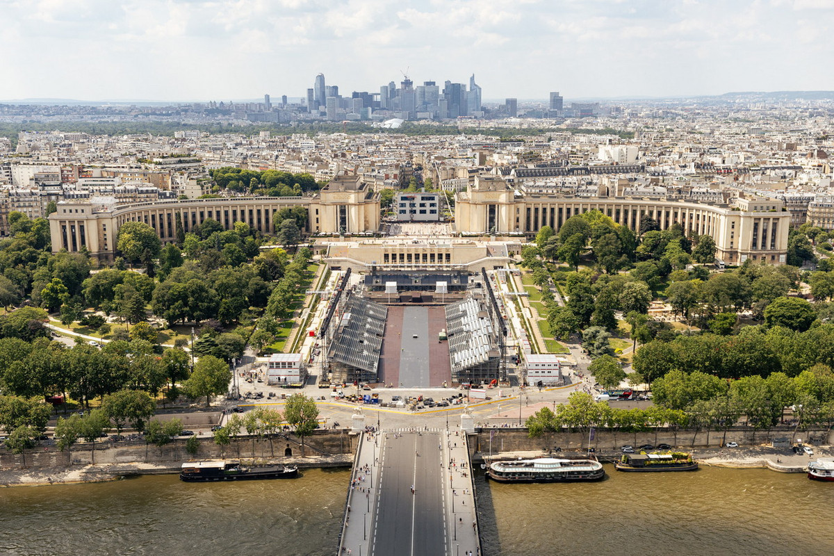 Quảng trường Trocadéro thuộc quận 16, nằm đối diện với tháp Eiffel qua sông Seine. Xung quanh quảng trường là những khu phố sang trọng cùng nhiều viện bảo tàng đặc sắc. Đây là một địa điểm lý tưởng bậc nhất Paris để chiêm ngưỡng tháp Eiffel. Ảnh: Ville de Paris.