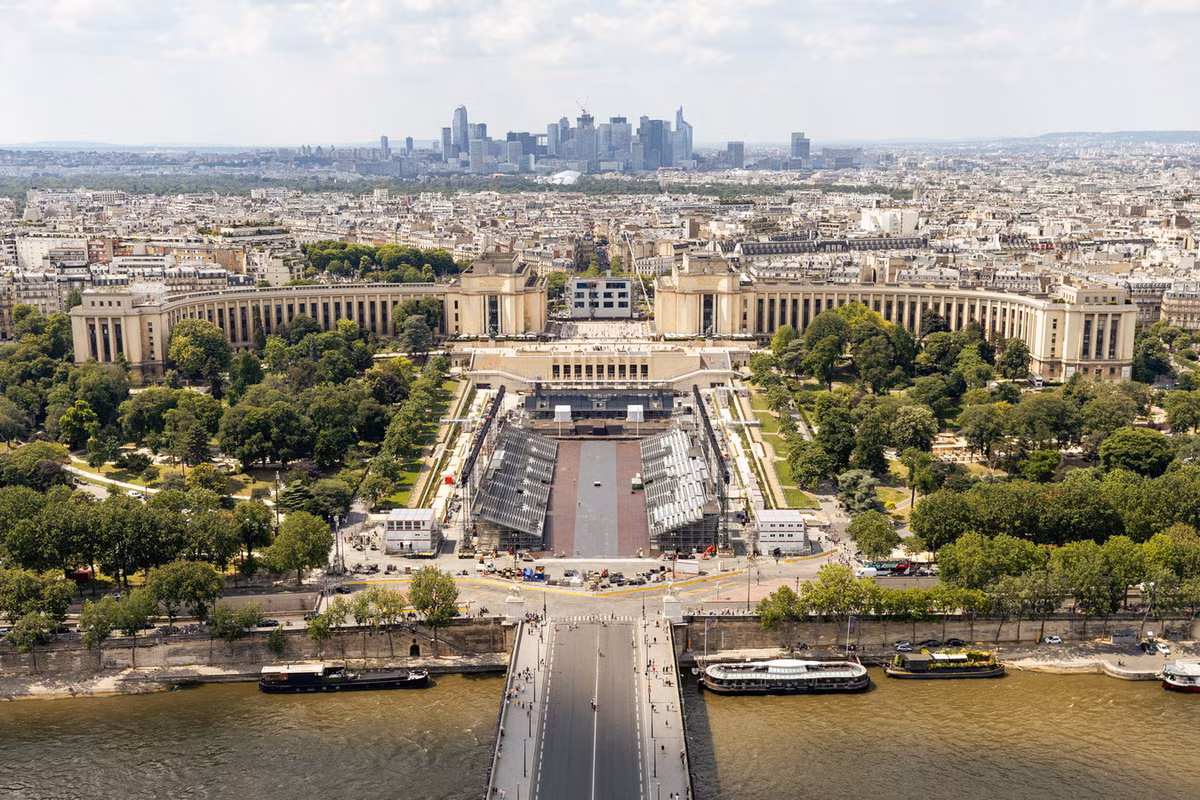 Quảng trường Trocadéro thuộc quận 16, nằm đối diện với tháp Eiffel qua sông Seine. Xung quanh quảng trường là những khu phố sang trọng cùng nhiều viện bảo tàng đặc sắc. Đây là một địa điểm lý tưởng bậc nhất Paris để chiêm ngưỡng tháp Eiffel. Ảnh: Ville de Paris.