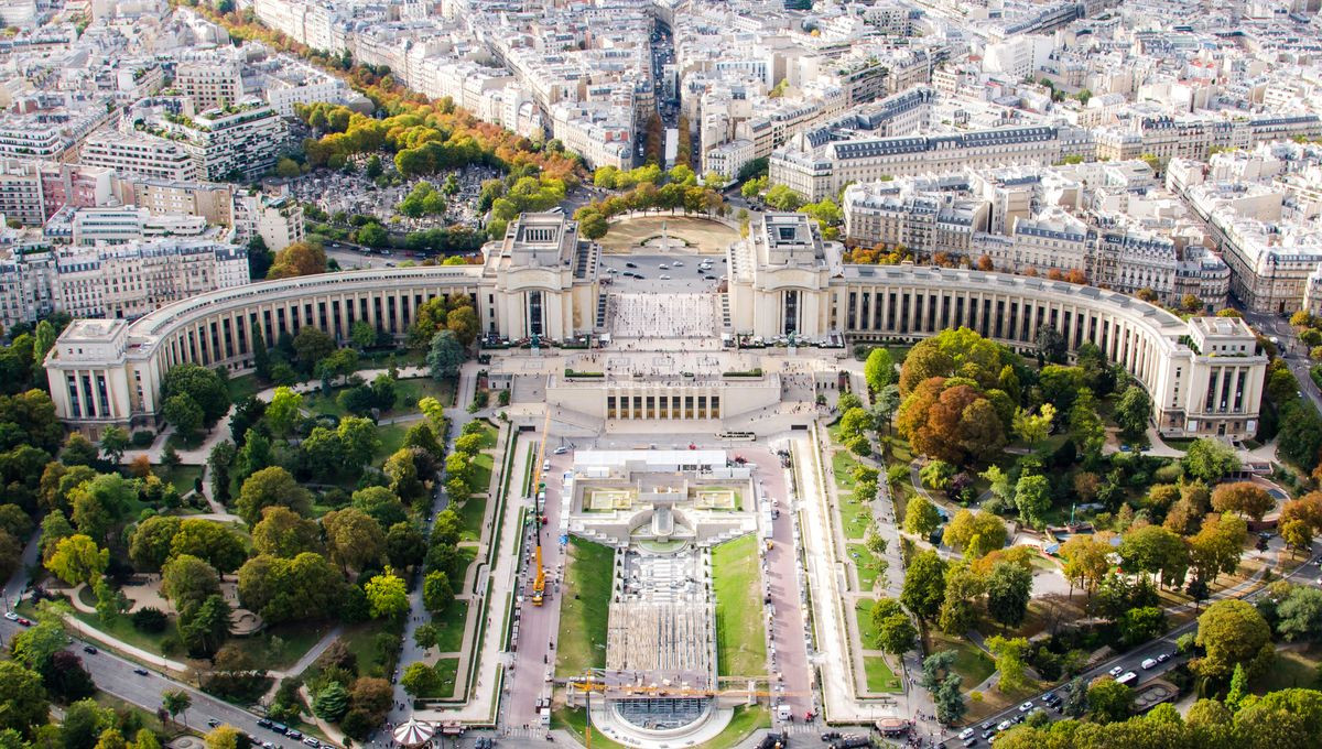 Điện Chaillot (Palais de Chaillot) nằm liền kề quảng trường Trocadéro, trên đồi Chaillot ở quận 16. Tòa nhà này được xây dựng nhân dịp Triển lãm Thế giới vào năm 1937 bởi các kiến trúc sư từng đoạt giải Khôi nguyên La Mã. Hiện nay bên trong công trình là nhiều bảo tàng, nhà hát. Ảnh: Radio France.