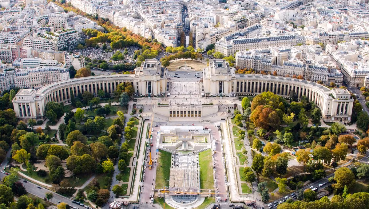 Điện Chaillot (Palais de Chaillot) nằm liền kề quảng trường Trocadéro, trên đồi Chaillot ở quận 16. Tòa nhà này được xây dựng nhân dịp Triển lãm Thế giới vào năm 1937 bởi các kiến trúc sư từng đoạt giải Khôi nguyên La Mã. Hiện nay bên trong công trình là nhiều bảo tàng, nhà hát. Ảnh: Radio France.