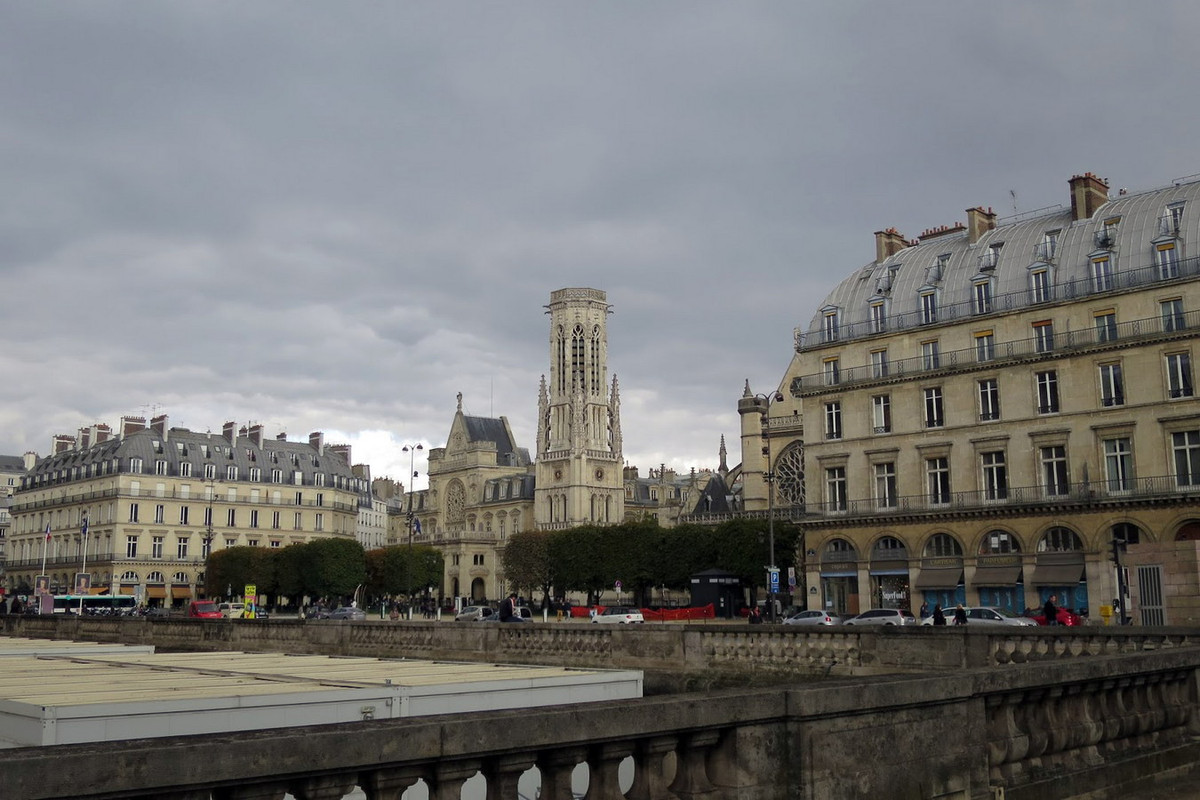 Nhà thờ Saint-Germain-l'Auxerrois là một nhà thờ Công giáo ở Quận 1 thành phố Paris. Nằm trên quảng trường Louvre, vị trí của nhà thờ ở bên bờ phải sông Seine, phía sau bảo tàng Louvre. Ảnh: Laërte, le père d'Ulysse.