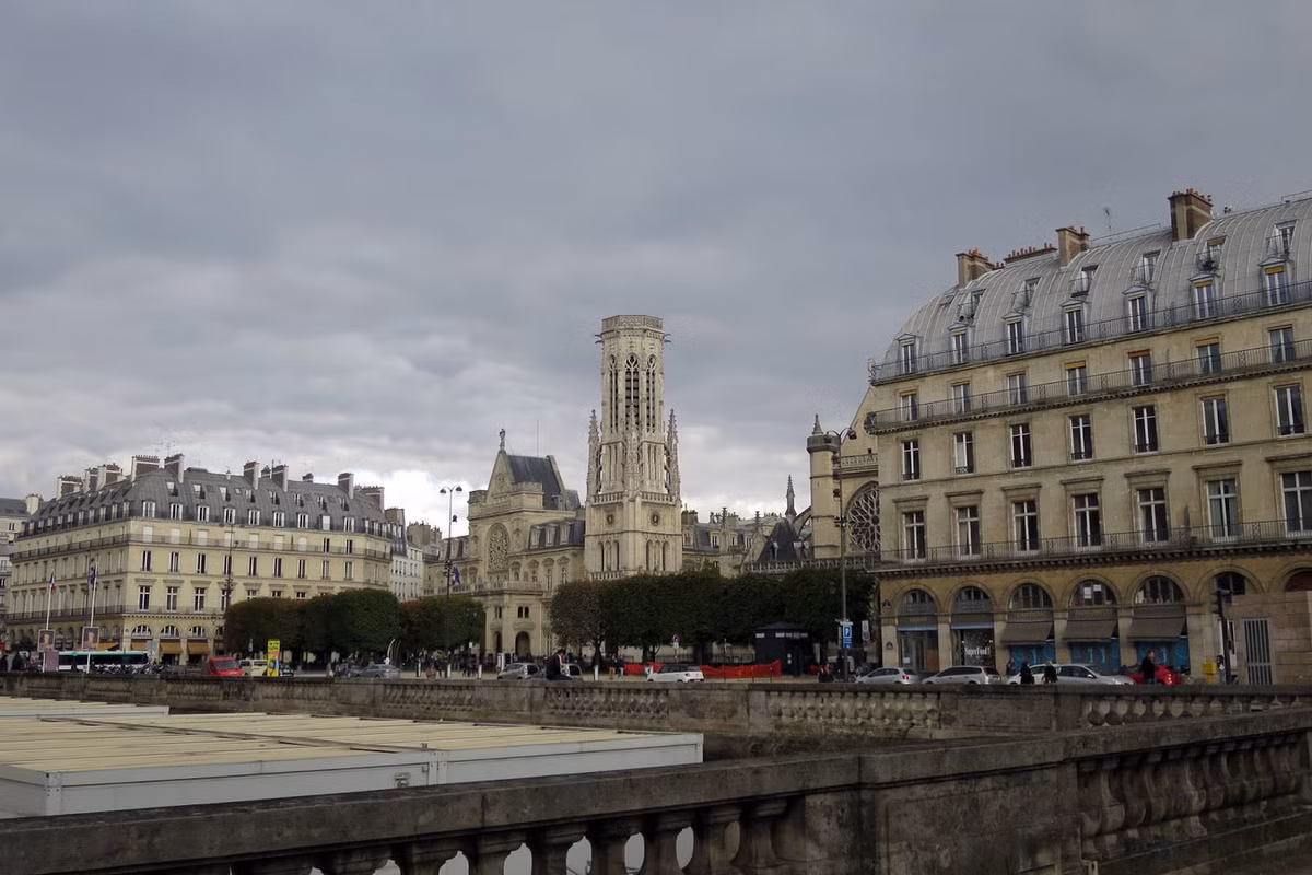 Nhà thờ Saint-Germain-l'Auxerrois là một nhà thờ Công giáo ở Quận 1 thành phố Paris. Nằm trên quảng trường Louvre, vị trí của nhà thờ ở bên bờ phải sông Seine, phía sau bảo tàng Louvre. Ảnh: Laërte, le père d'Ulysse.