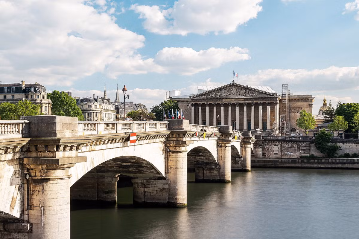 Điện Bourbon là tên thường gọi của tòa nhà Quốc hội Pháp hiện nay. Công trình nằm ở quận 7, được nữ Công tước Louise Françoise de Bourbon — con gái vua Louis XIV - cho xây dựng từ năm 1722. Tới thời kỳ Cách mạng Pháp, cung điện được chọn làm trụ sở của Quốc hội. Ảnh: Vecteezy.