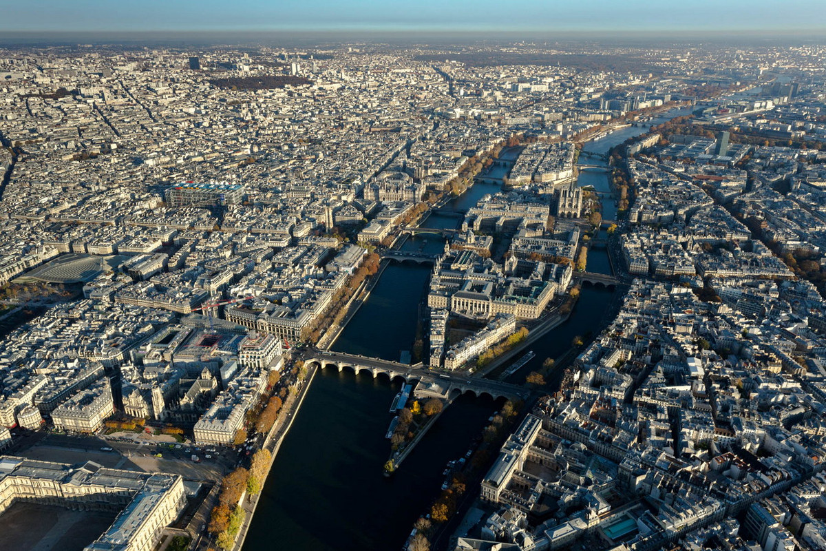 Île de la Cité là một hòn đảo trên sông Seine thuộc trung tâm của thành phố Paris. Với những công trình tôn giáo và hành chính, Île de la Cité là địa điểm quan trọng của thành phố và thu hút rất nhiều du khách. Trong tiếng Pháp, Île de la Cité có nghĩa là Đảo của thành phố. Ảnh: Yann Arthus-Bertrand.