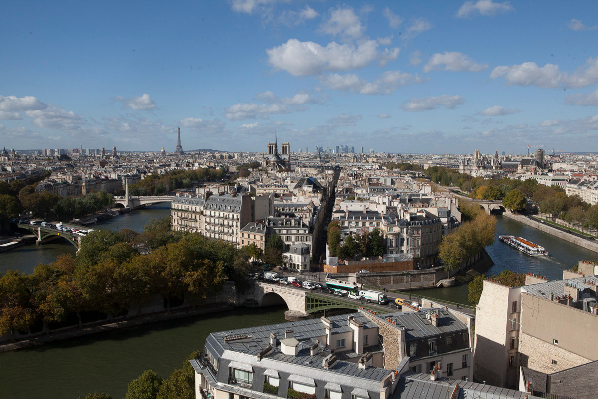 Île Saint-Louis là một hòn đảo trên sông Seine, phía sau nhà thờ Đức Bà, thuộc quận 4. Hòn đảo này được mang tên của vua Louis IX. Vốn là kết quả của việc nối liền hai đảo Île aux Vaches ở phía Đông và Île Notre Dame phía Tây, Île Saint-Louis được đô thị hóa từ thế kỷ 17. Ảnh: Mairie de Paris Centre.