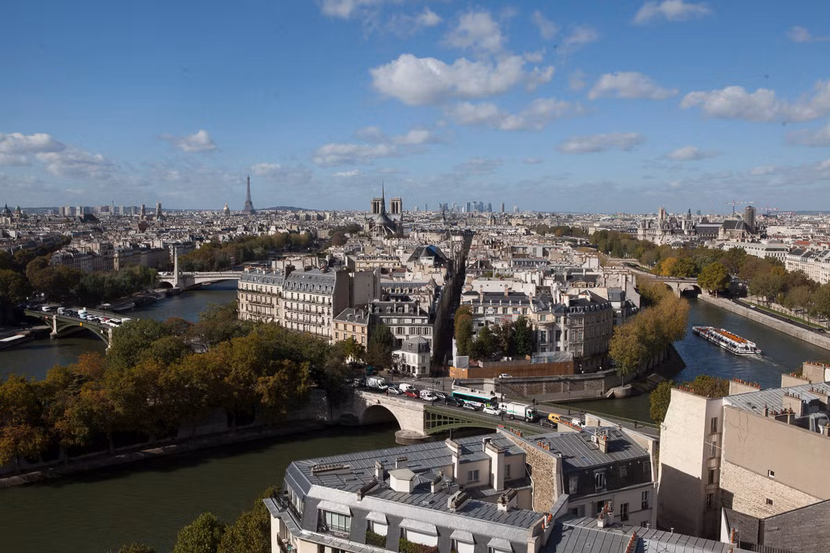 Île Saint-Louis là một hòn đảo trên sông Seine, phía sau nhà thờ Đức Bà, thuộc quận 4. Hòn đảo này được mang tên của vua Louis IX. Vốn là kết quả của việc nối liền hai đảo Île aux Vaches ở phía Đông và Île Notre Dame phía Tây, Île Saint-Louis được đô thị hóa từ thế kỷ 17. Ảnh: Mairie de Paris Centre.