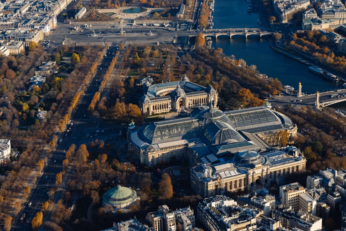 Nằm đối diện Cung điện lớn qua đại lộ Winston-Churchill, Cung điện nhỏ (Petit Palais) là một bảo tàng được mở cửa từ năm 1902. Bảo tàng Petit Palais hiện nay sở hữu nhiều tác phẩm nghệ thuật từ Cổ đại tới cuối thế kỷ 19. Ảnh: Yann Arthus-Bertrand.