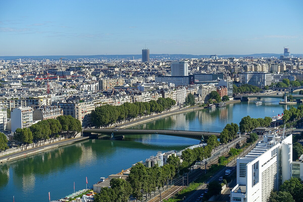 Cầu Mirabeau là một cây cầu nổi tiếng bắc qua sông Seine. Được xây dựng từ năm được xây từ năm 1895 đến năm 1897, công trình này nối liền hai quận 15 ở bờ trái và quận 16 ở bờ phải. Ảnh: Wikidata.