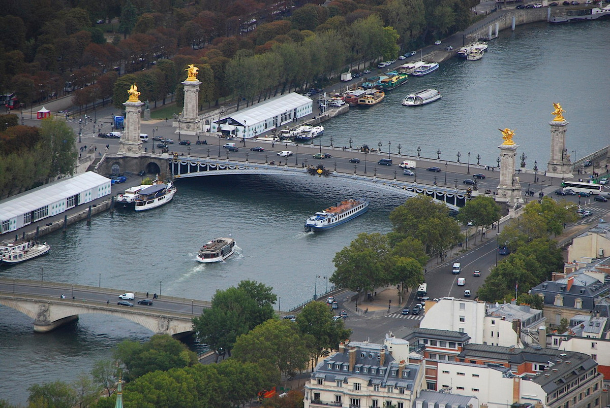 Cầu Alexandre-III là cây cầu bắc qua sông Seine giữa quận 7 và quận 8 thành phố Paris. Là một trong những cây cầu đẹp nhất thành phố, cây cầu hoàn thành năm 1900, là quà tặng của Hoàng đế Nga Alekxandr III cho nước Pháp nhân dịp Triển lãm quốc tế tại Paris năm đó. Ảnh: mvschulze.