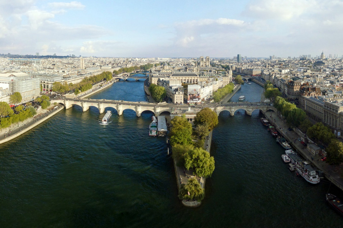 Pont Neuf là một cây cầu nằm ở trung tâm thành phố Paris, nối tả ngạn sông Seine với đảo Île de la Cité rồi tới hữu ngạn. Mặc dù trong tiếng Pháp, Pont Neuf có nghĩa là chiếc cầu mới, nhưng đây lại là cây cầu cổ nhất Paris. Công trình được xây dựng từ năm 1578 và hoàn thành năm 1607. Ảnh: Timographie 360.