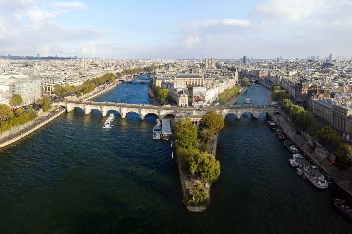 Pont Neuf là một cây cầu nằm ở trung tâm thành phố Paris, nối tả ngạn sông Seine với đảo Île de la Cité rồi tới hữu ngạn. Mặc dù trong tiếng Pháp, Pont Neuf có nghĩa là chiếc cầu mới, nhưng đây lại là cây cầu cổ nhất Paris. Công trình được xây dựng từ năm 1578 và hoàn thành năm 1607. Ảnh: Timographie 360.