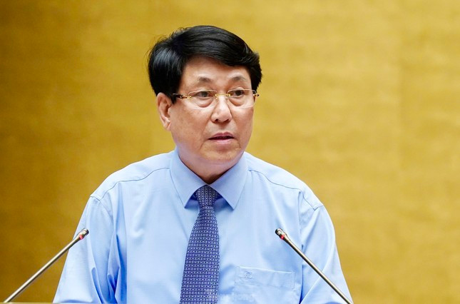 Bo Chinh tri ban hanh quy dinh kiem soat quyen luc trong xay dung phap luat