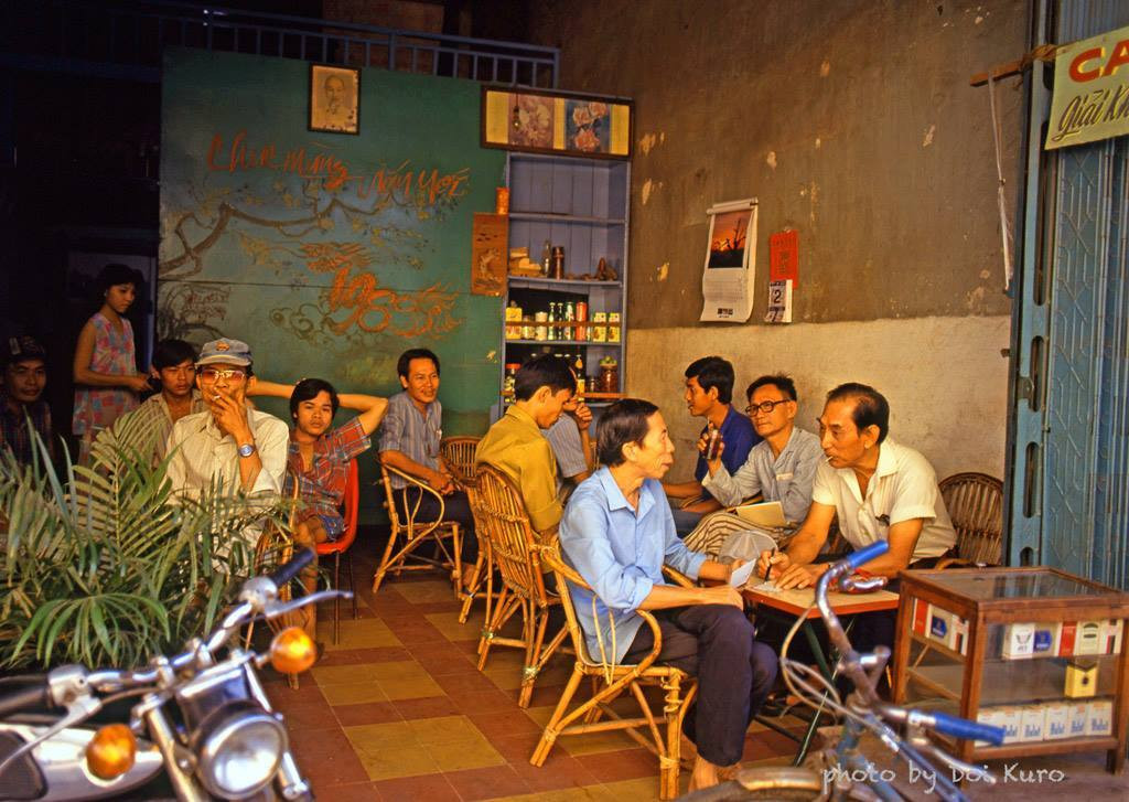 Trong một quán cà phê ở khu vực Chợ Lớn, TP HCM năm 1989. Trên bức vách của quán có chữ “Chúc mừng năm mới 1989”. Ảnh: Doi Kuro / Facebook.