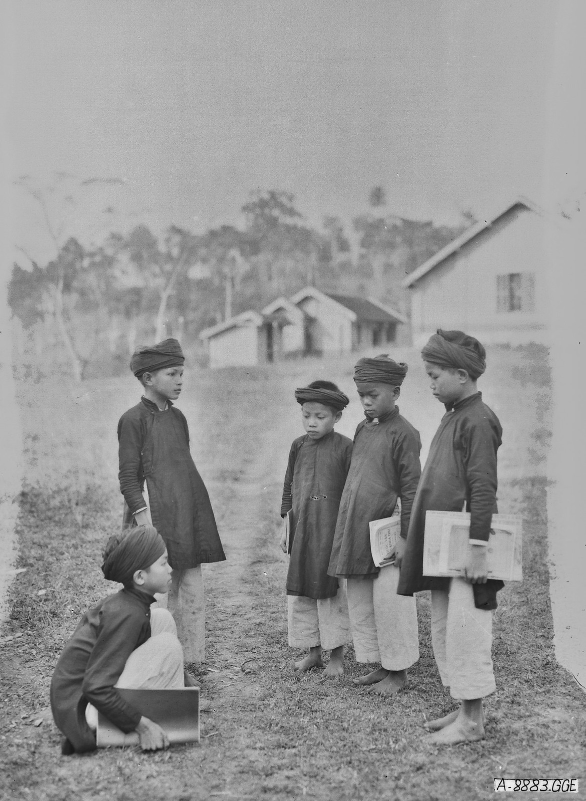 Nhóm học sinh người dân tộc Thổ ở trường tiểu học Chợ Chu.