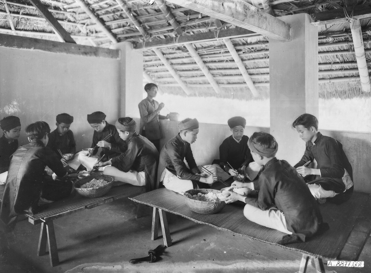 Các học sinh tại nhà ăn của trường tiểu học Chợ Chu.