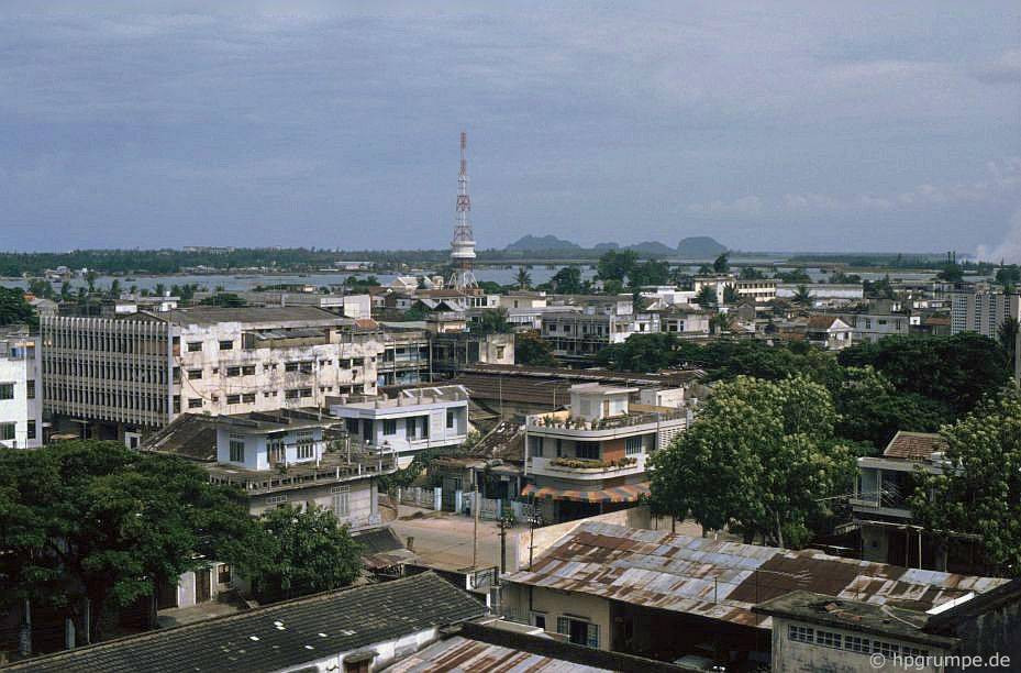 Góc nhìn về sông Hàn và Ngũ Hành Sơn. Công trình cao nhất thành phố lúc này là tháp truyền hình. Ảnh: Hpgrumpe.de.