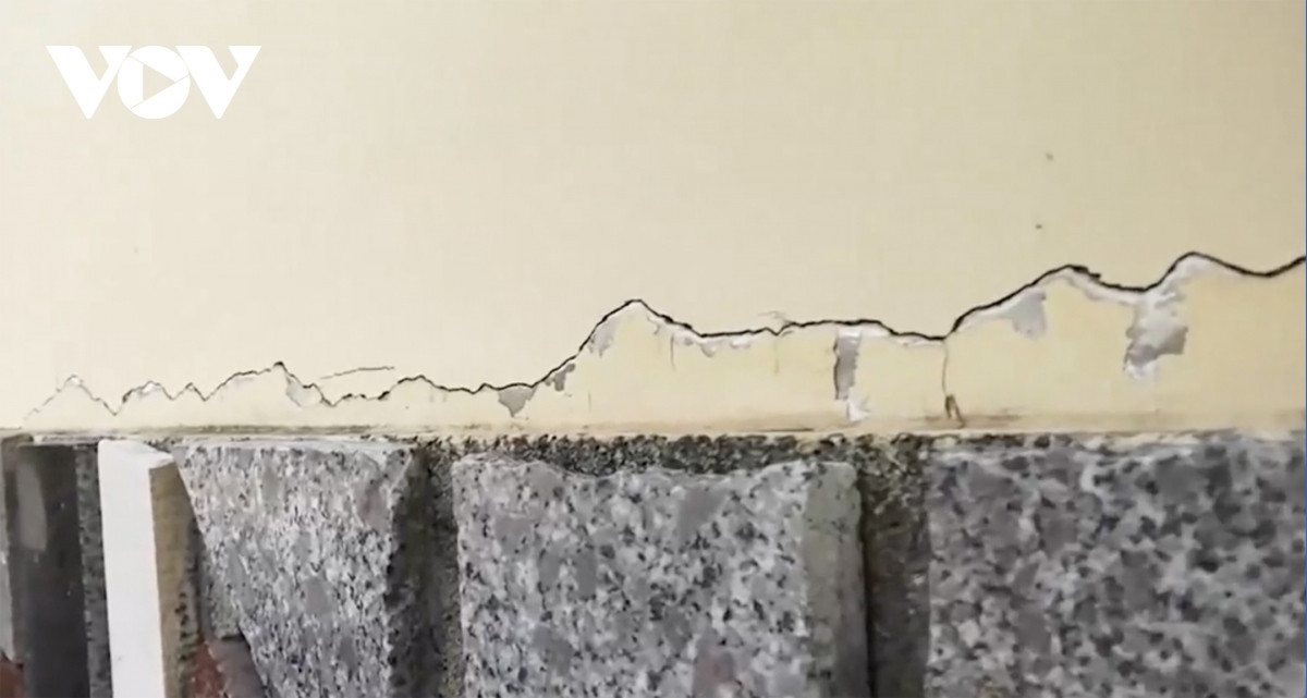 Quảng Ngãi: Nhiều ngôi nhà bị nứt do ảnh hưởng động đất ở Kon Tum Quang Ngai: Nhieu ngoi nha bi nut do anh huong dong dat o Kon Tum