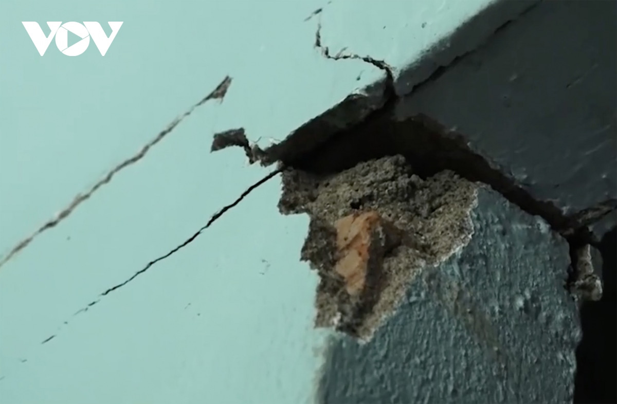 Quảng Ngãi: Nhiều ngôi nhà bị nứt do ảnh hưởng động đất ở Kon Tum - Hình 2 Quang Ngai: Nhieu ngoi nha bi nut do anh huong dong dat o Kon Tum-Hinh-2