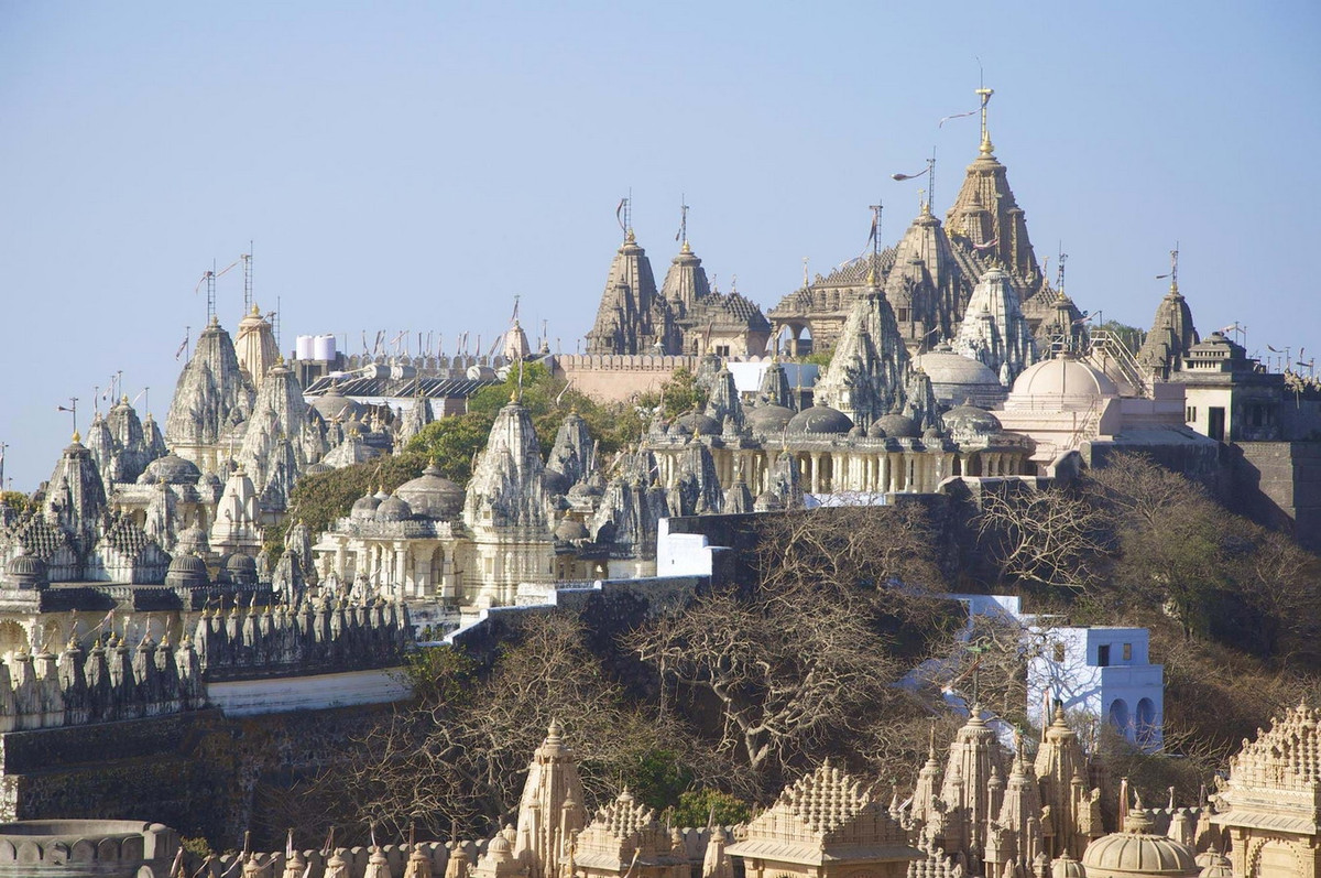 6. Ngọn núi thiêng liêng Shatrunjaya ở thành phố Palitana, bang Gujarat, là nơi tọa lạc của hàng trăm đền đài được chạm khắc tinh xảo bằng đá cẩm thạch. Ảnh: Wikipedia.