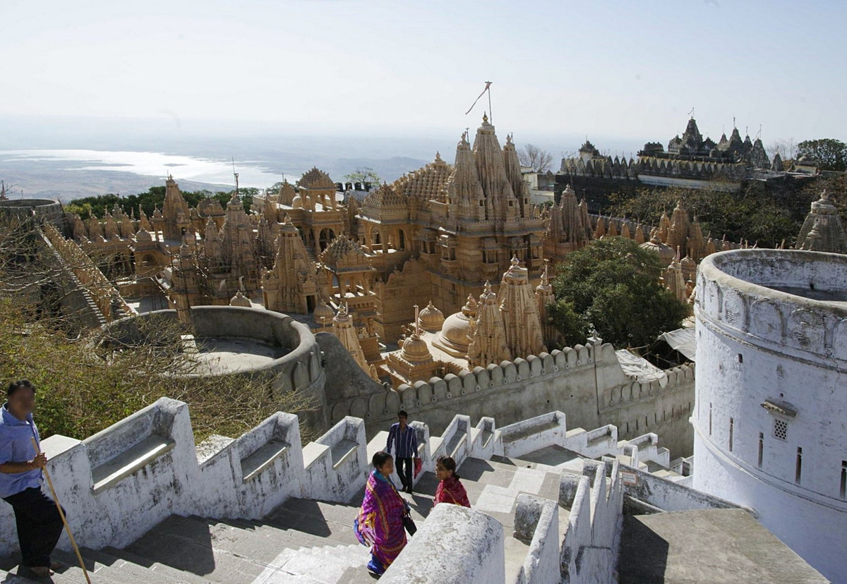 Các công trình này được xây dựng liên tục trong khoảng thời gian 900 năm, bắt đầu từ thế kỷ 11, được coi là nơi hành hương thiêng liêng nhất của các tín đồ đạo Jaina. Ảnh: Look Photos.