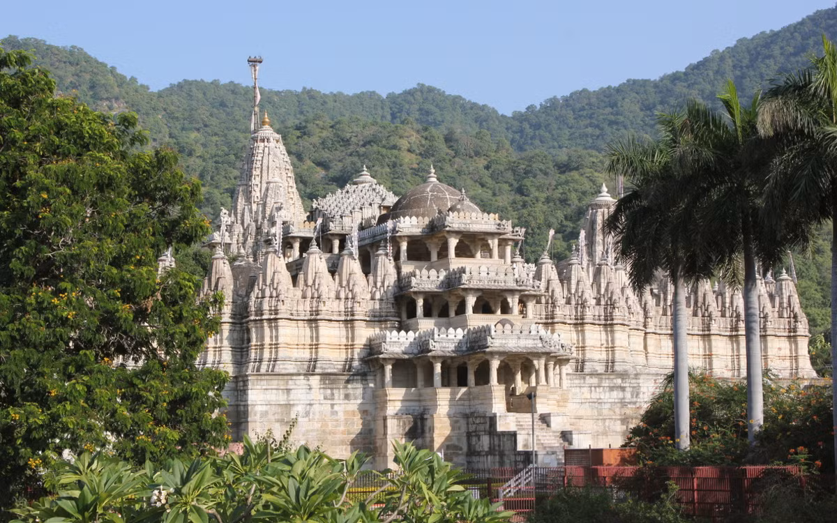 7. Tọa lạc trên một sườn đồi tự nhiên ở làng Ranakpur, bang Rajasthan, đền Adinatha được xây dựng vào khoảng cuối thế kỷ 14 cho đến giữa thế kỷ 15. Ảnh: WWikipedia.
