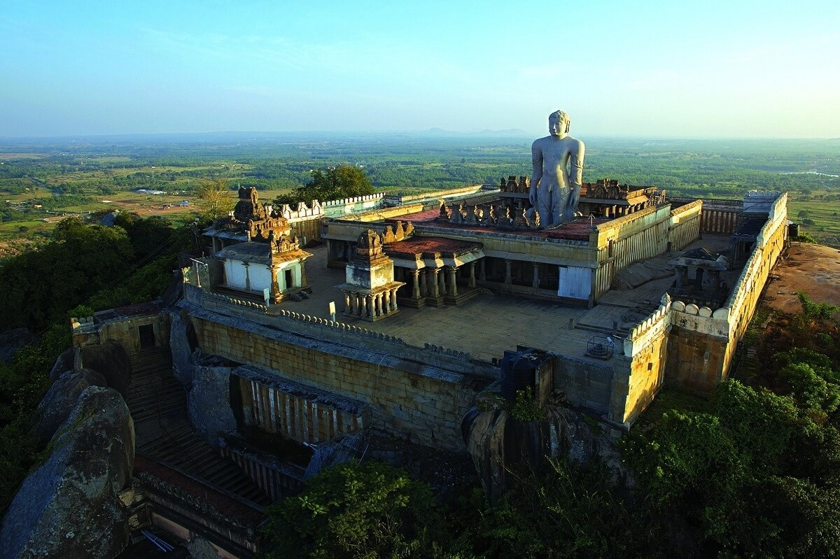 4. Nằm trên một ngọn đồi ở thành phố Shravanabelagola, bang Karnataka, đền Gomateshwara là nơi lưu giữ bức tượng đá nguyên khối nổi tiếng Gomateshwara. Ảnh: Reddid.