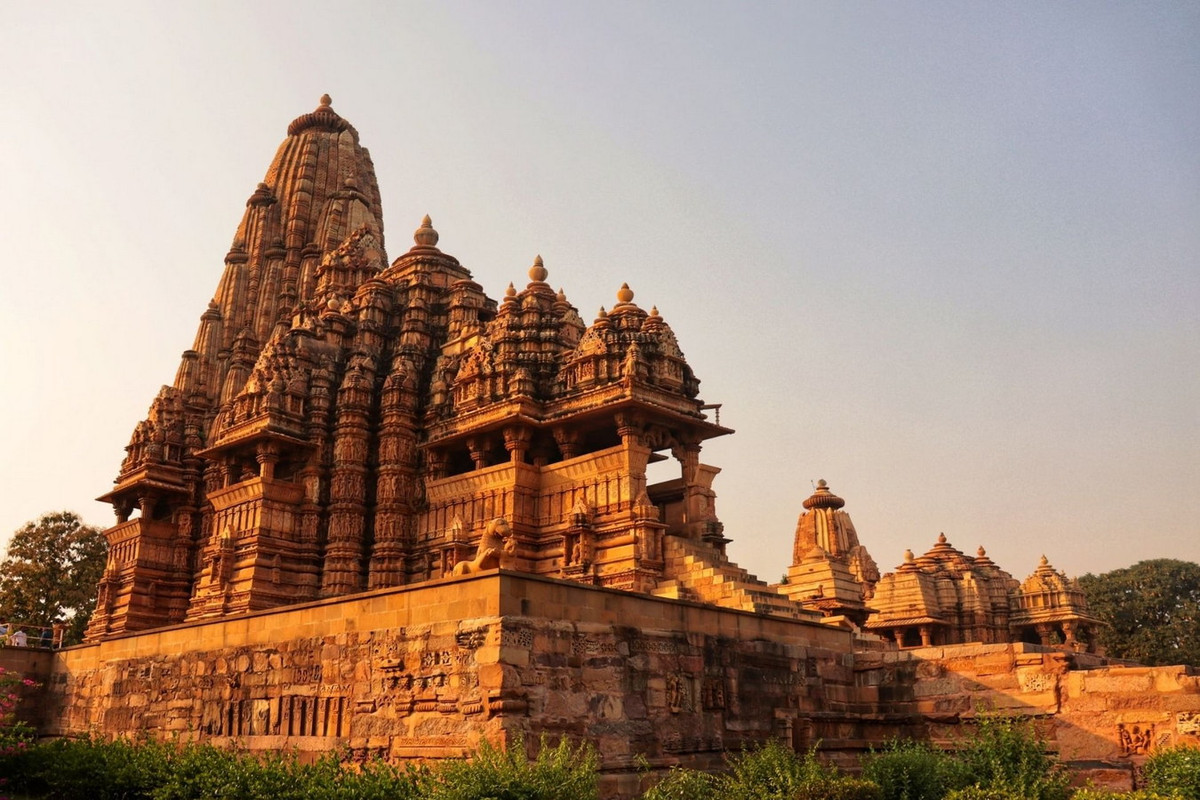 3. Nằm ở Chhatarpur, bang Madhya Pradesh, đền Khajuraho là một trong những địa điểm du lịch nổi tiếng nhất ở Ấn Độ. Đây là ngôi đền kết hợp của cả đạo Jaina và đạo Hindu. Ảnh: World Travel.