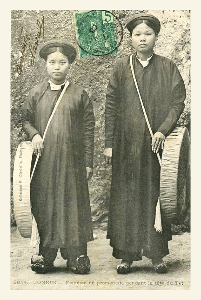 Hai thiếu nữ du xuân trong dịp Tết Nguyên đán năm 1904. Ảnh: manhhai / Flickr.