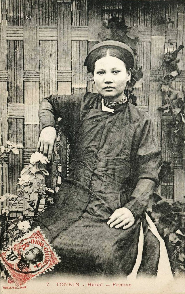 Một phụ nữ nhà giàu Hà Nội năm 1911. Ảnh: manhhai / Flickr.