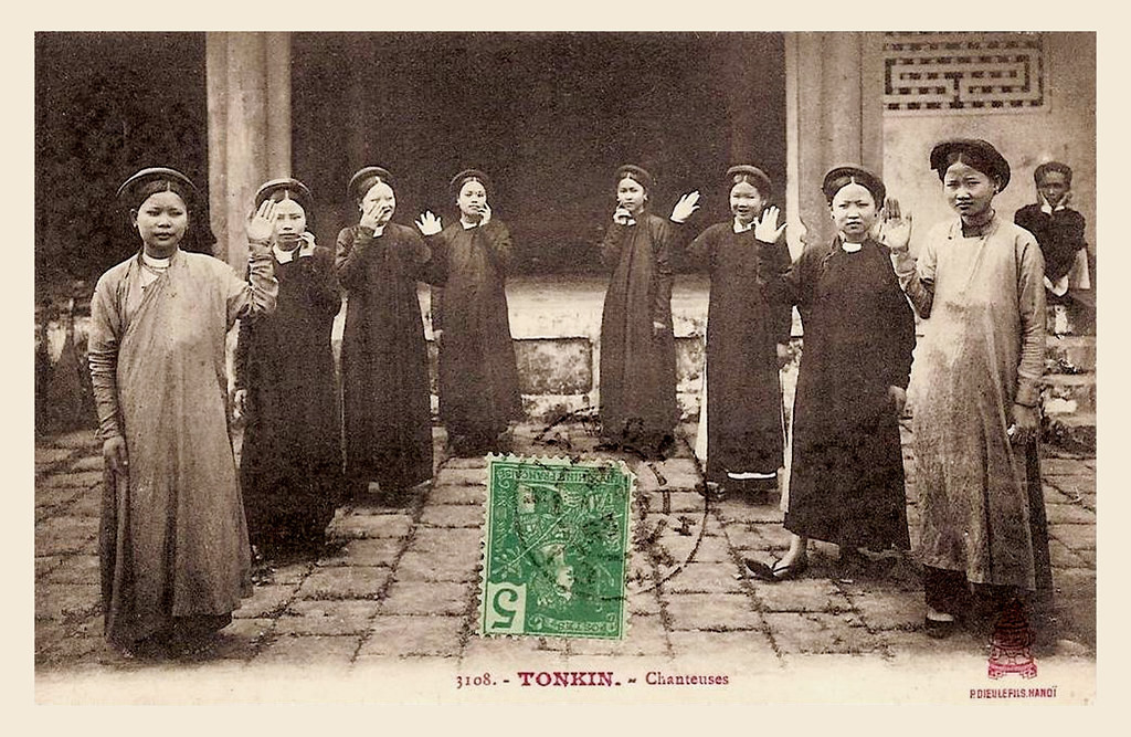 Nhóm phụ nữ trẻ trổ tài hát chèo. Ảnh: manhhai / Flickr.