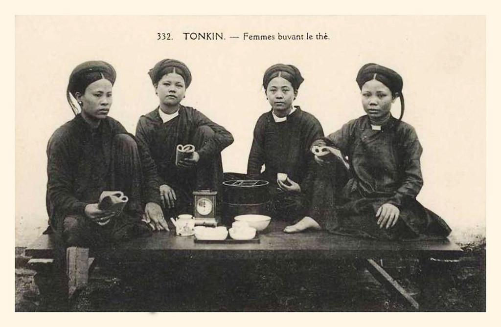 Bốn phụ nữ giới quý tộc bận áo dài khăn đóng thưởng thức trà trên tấm phản. Ảnh: manhhai / Flickr.