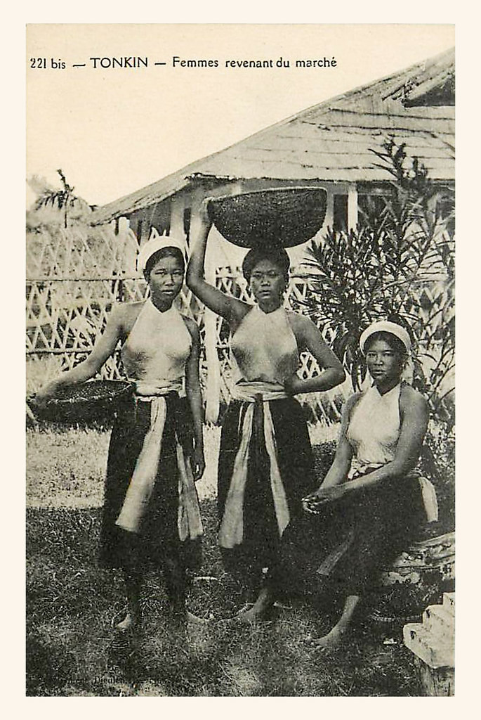 Ba thôn nữ áo yếm trở về sau buổi họp chợ. Ảnh: manhhai / Flickr.