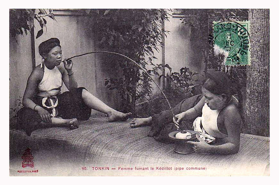 Hai cô gái áo yếm hút thuốc Lào. Ảnh: manhhai / Flickr.