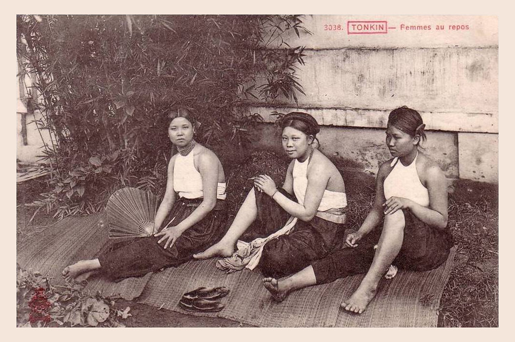 Ba người đẹp áo yếm ngồi thư giãn trong không gian sân vườn. Ảnh: manhhai / Flickr.