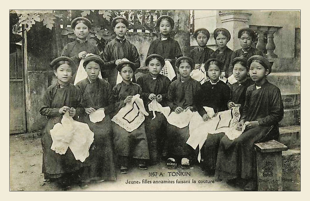 Các tiểu thư học may thêu. Ảnh: manhhai / Flickr.