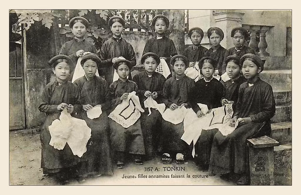 Các tiểu thư học may thêu. Ảnh: manhhai / Flickr.