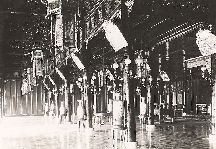 Bên trong điện Càn Thành, Hoàng thành Huế. Cung điện này ngày nay không còn. Ảnh: manhhai / Flickr.