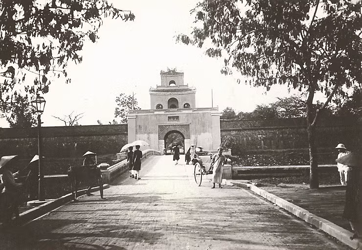 Một cánh cổng của Kinh thành Huế những năm 1919-1926. Ảnh: manhhai / Flickr.
