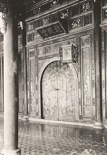 Cánh cửa của Đại Cung Môn, cổng chính dẫn vào khu vực Tử Cấm Thành bên trong Hoàng Thành, chỉ dành cho vua đi. Ảnh: manhhai / Flickr.