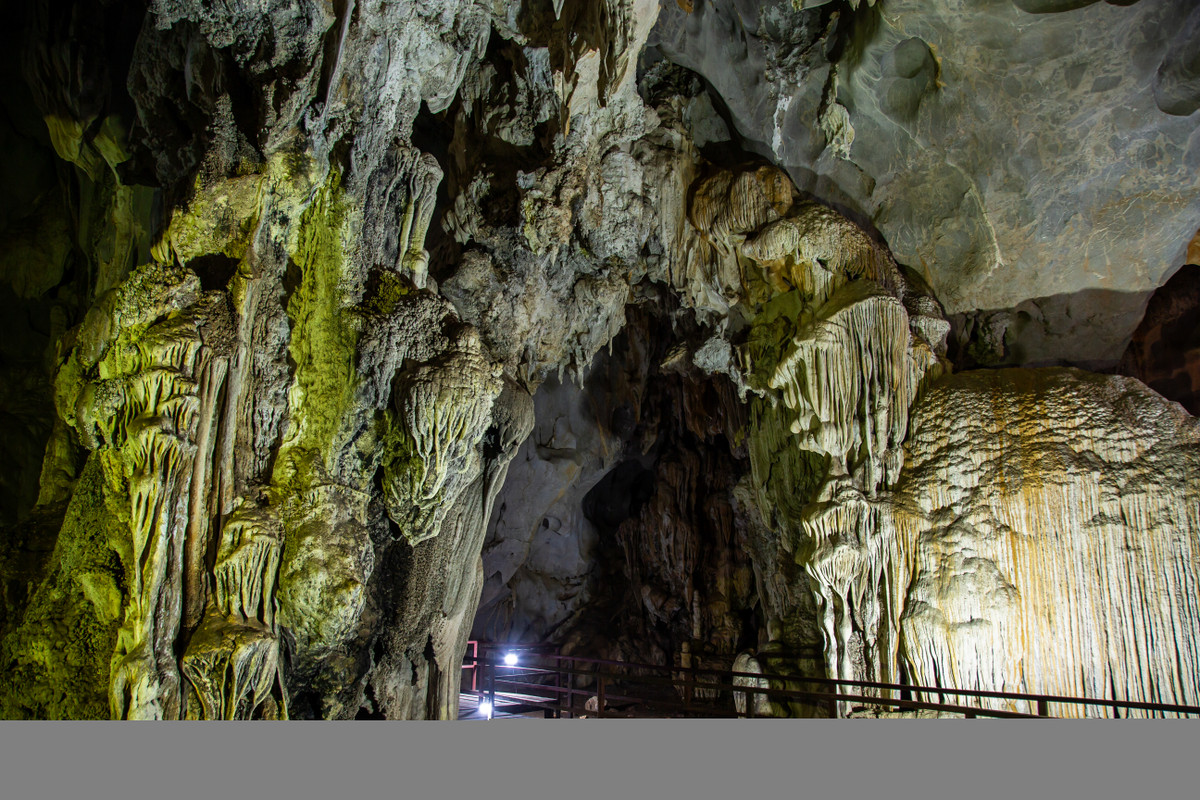 Cửa vào một cung điện tráng lệ