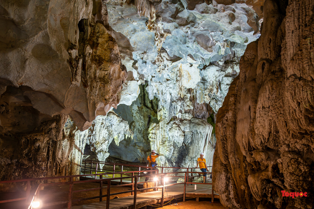 Màu sắc của thạch nhũ ở hang cũng rất đa dạng