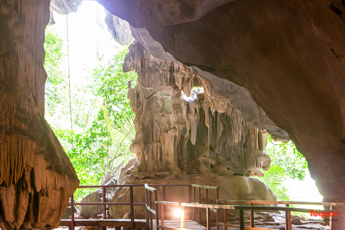 Quá trình hình thành hang cũng có những độc đáo, có những vị trí các cột thạch nhũ lộ thiên ngoài cửa hang và ở đây đa số hình dạng thạch nhũ rèm được kết tạo hàng triệu năm. Hiện nay một số vị trí có rêu bám vào thạch nhũ để sinh trưởng.