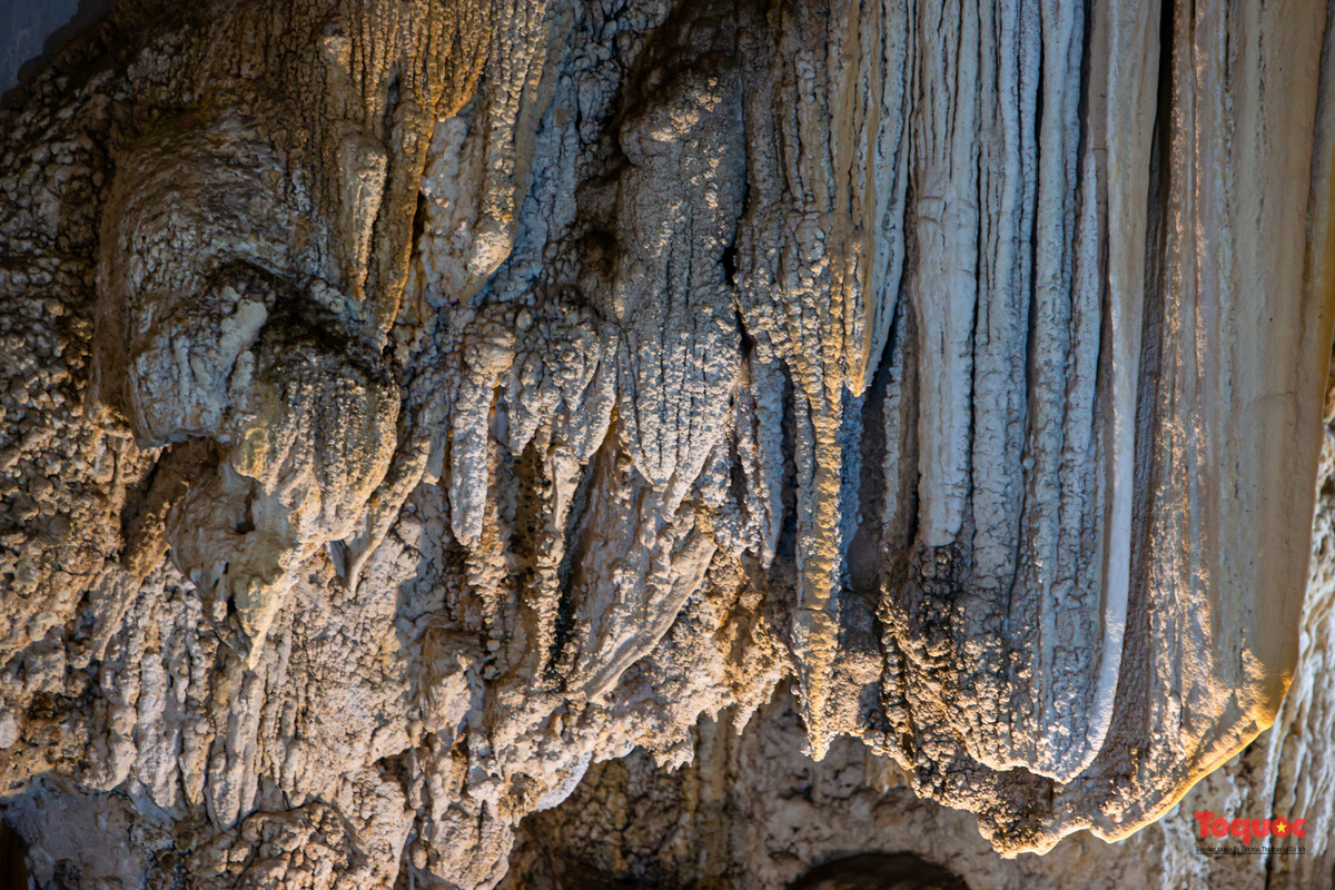 Những rèm bỏng ngô được hình thành và khác rất nhiều những rèm nhũ trơn mượt ở các hang động khác như động Thiên Đường, động Phong Nha...