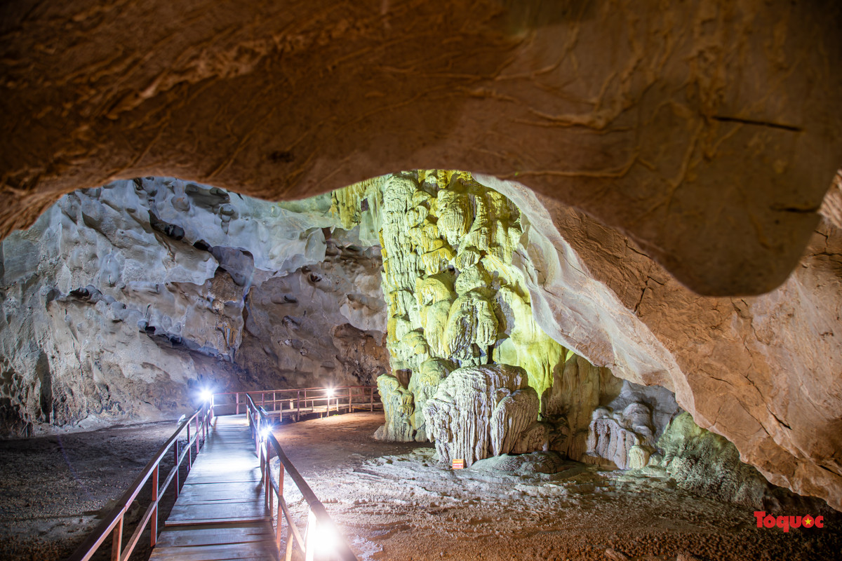 Hang Sơn Kiều có một số vị trí lòng hang rộng, cao và ở đó hình thành một số cột thạch nhũ chồng lớp tuyệt đẹp ở hai bên hang