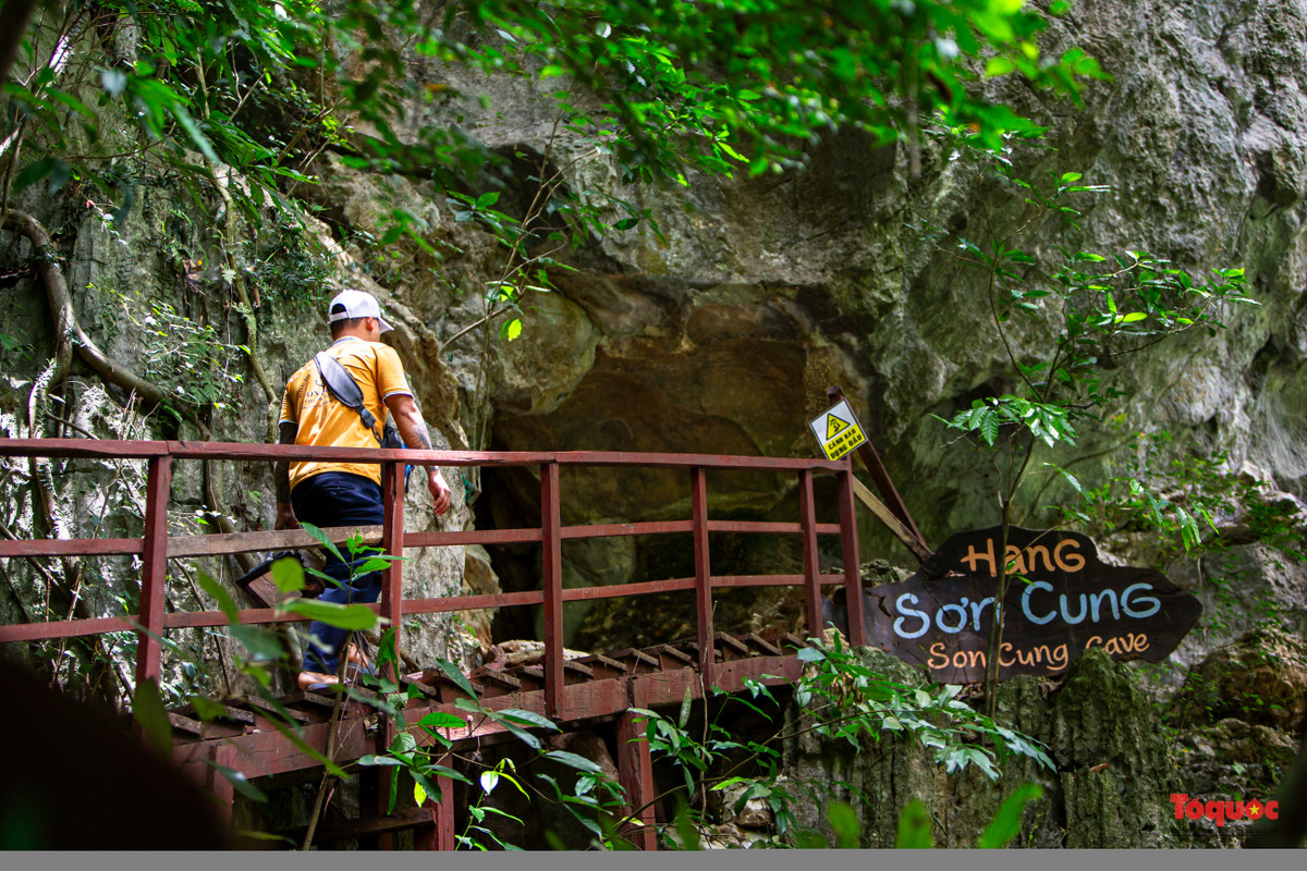  Hang Sơn Kiều ở huyện Quảng Ninh là một trong những hang động gần như hội tụ các dạng thạch nhũ hang động đặc trưng nhất của tỉnh Quảng Bình. Hang này được hình thành ở lưng chừng núi đá vôi ở xã Trường Xuân, huyện Quảng Ninh, tỉnh Quảng Bình với 3 cửa hang ở lưng chừng núi